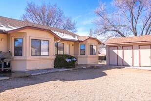 8448 E Lakeshore Dr in Prescott Valley, AZ - Building Photo