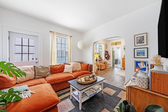 1276 W 67th St, Unit B