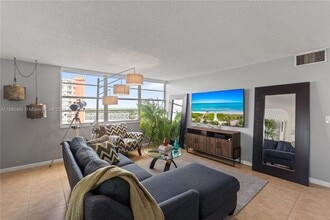 1351 NE Miami Gardens Dr in North Miami Beach, FL - Foto de edificio - Building Photo