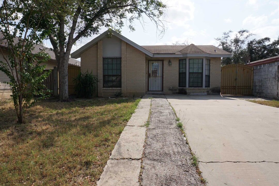 1449 Los Ebanos Dr in Laredo, TX - Building Photo