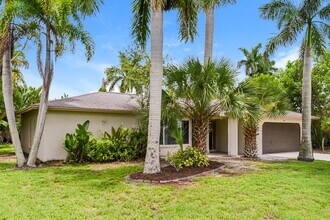 349 Bay Meadows Dr in Naples, FL - Building Photo - Building Photo