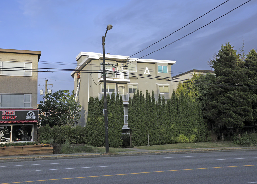 8732 Granville St in Vancouver, BC - Building Photo