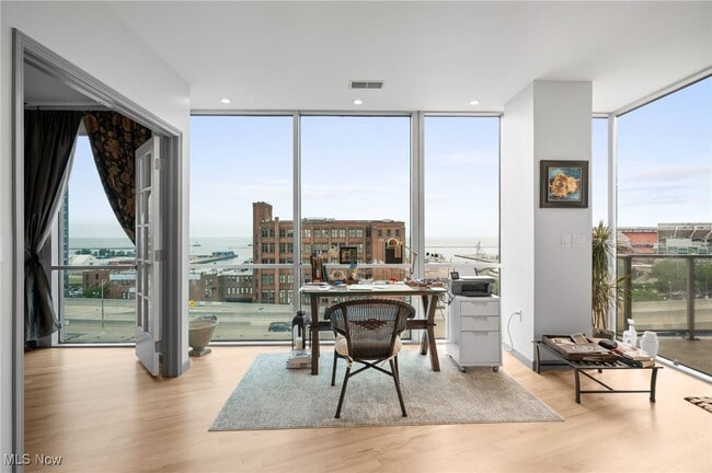 property at 701 W Lakeside Ave
