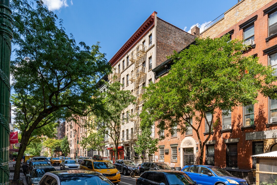 411-413 W 44th St in New York, NY - Building Photo