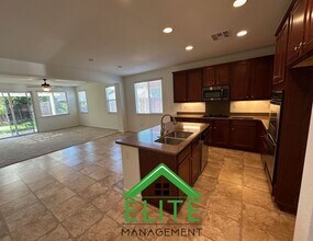 5715 La Venta Way in Sacramento, CA - Foto de edificio - Building Photo