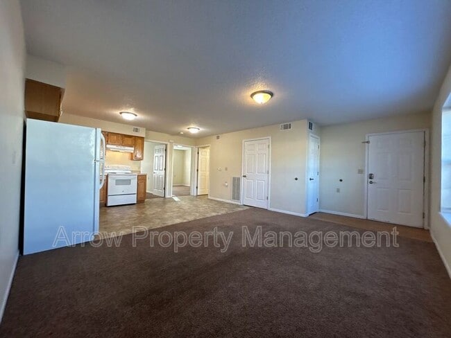 1009 14th St in Wamego, KS - Foto de edificio - Building Photo