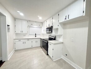 318 Caladium St in Lake Jackson, TX - Building Photo - Building Photo