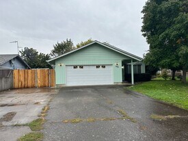 500 Shara Pl in Junction City, OR - Building Photo