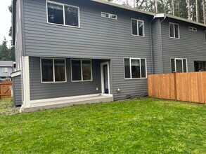 19923 Cypress Way in Lynnwood, WA - Building Photo - Building Photo