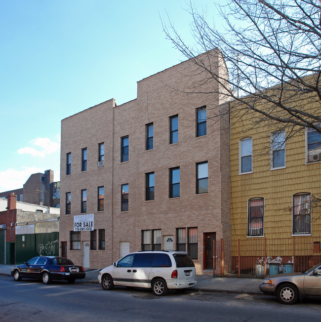 240 Boerum St in Brooklyn, NY - Building Photo - Building Photo