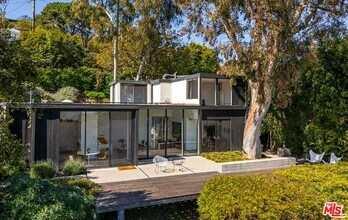 12336 Deerbrook Ln in Los Angeles, CA - Building Photo - Building Photo