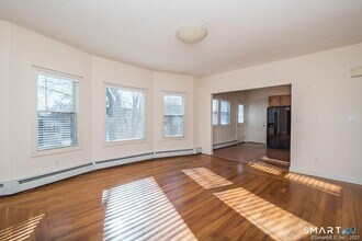 2 Pleasant St in Windsor Locks, CT - Building Photo - Building Photo