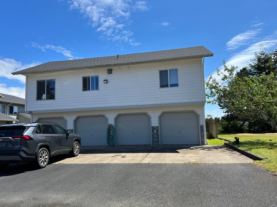 245 SW 30th St-Unit -1023/A/B in Newport, OR - Building Photo