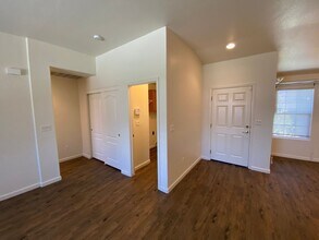 4713 W Cherry Ct in Visalia, CA - Building Photo - Building Photo