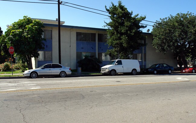 135 N Hillcrest Blvd in Inglewood, CA - Foto de edificio - Building Photo