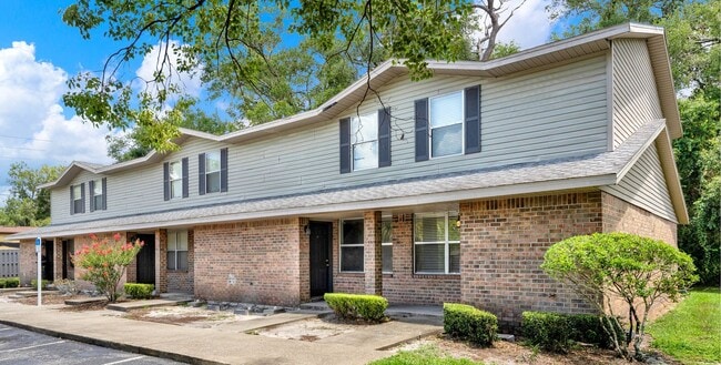 215 Whispering Oaks Ct