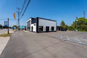 1075 E West Maple Rd in Walled Lake, MI - Building Photo - Building Photo