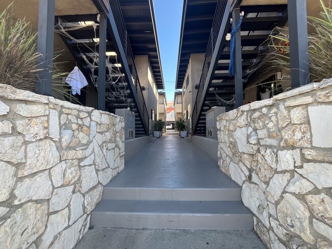 350 Hermosa Ave in Hermosa Beach, CA - Building Photo - Building Photo