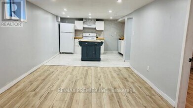 306 Rosedale Dr in Whitby, ON - Building Photo - Building Photo