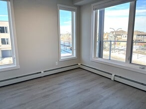 660 Shawnee Sq SW in Calgary, AB - Building Photo - Building Photo