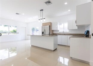 817 NW 7th Ave in Hallandale Beach, FL - Building Photo - Building Photo