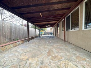 2555 Crestmore Cir in Stockton, CA - Foto de edificio - Building Photo