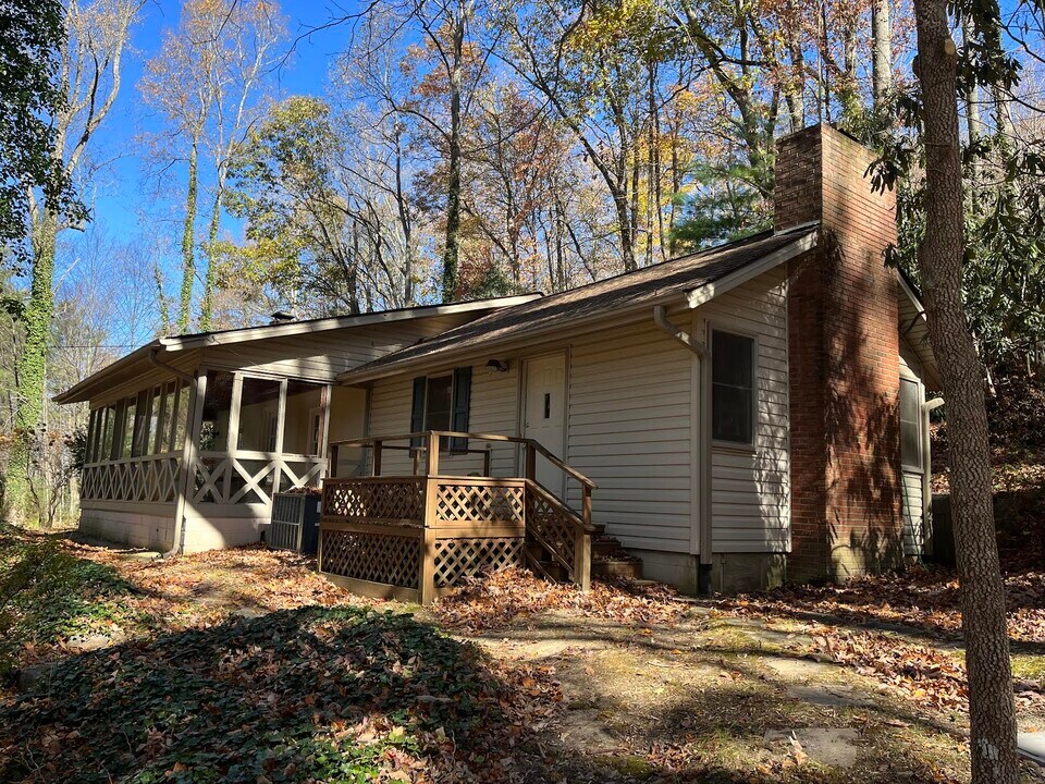 901 Davis Mountain Rd in Hendersonville, NC - Building Photo