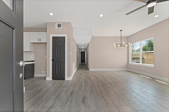 8135 Woodward St in Houston, TX - Building Photo - Building Photo