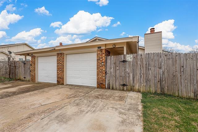 2737 Countryside Ln in Fort Worth, TX - Building Photo