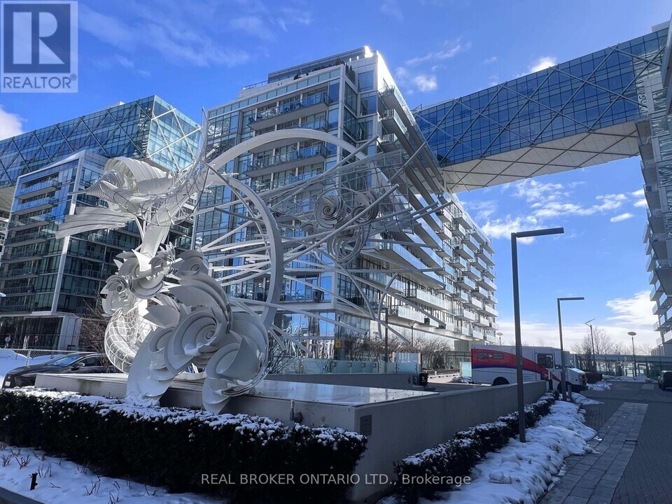 15 Queens Quay E in Toronto, ON - Building Photo