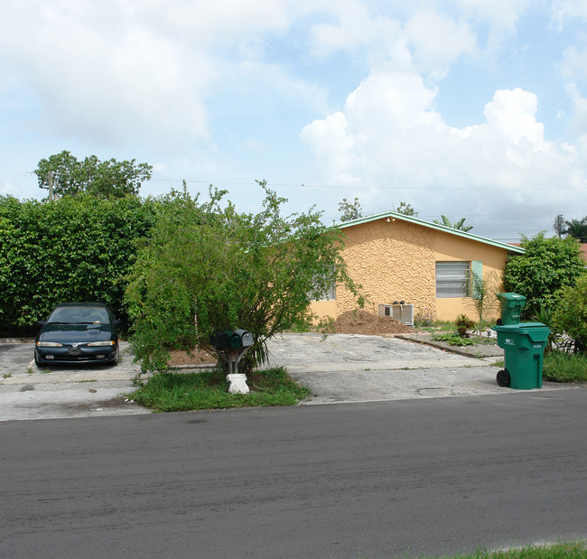 1911 NW 59th Way in Fort Lauderdale, FL - Foto de edificio - Building Photo