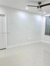 725 NE 126th St in North Miami, FL - Building Photo - Building Photo