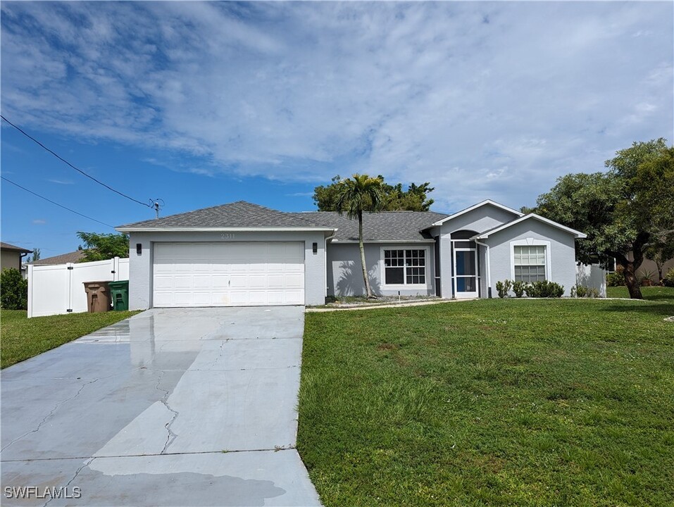 2311 SW 16th Terrace in Cape Coral, FL - Foto de edificio