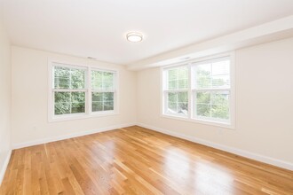 215 Arlington St, Unit 1 in Medford, MA - Foto de edificio - Building Photo