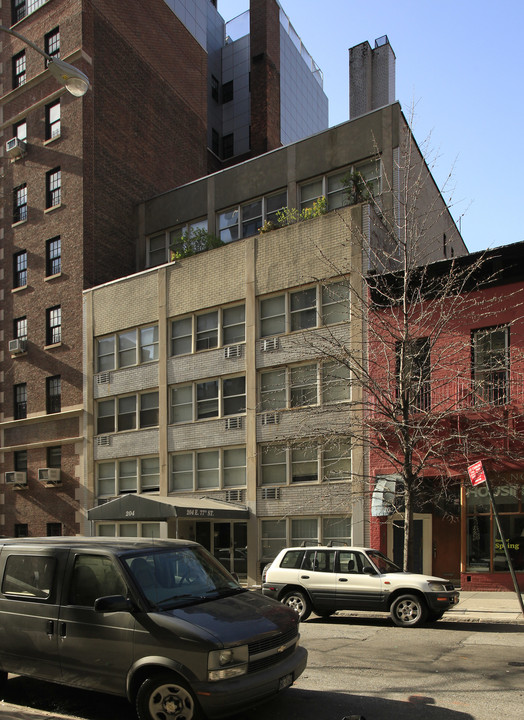 204-208 E 77th St in New York, NY - Building Photo