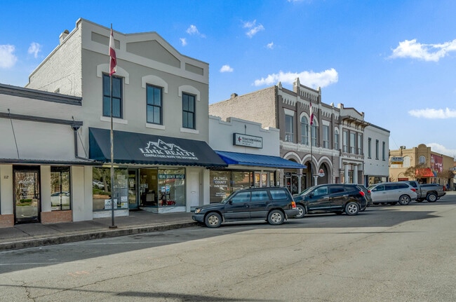 110 E Market St, Unit B in Lockhart, TX - Building Photo - Building Photo