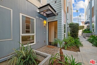 5637 W Observation Ln in Los Angeles, CA - Building Photo - Building Photo