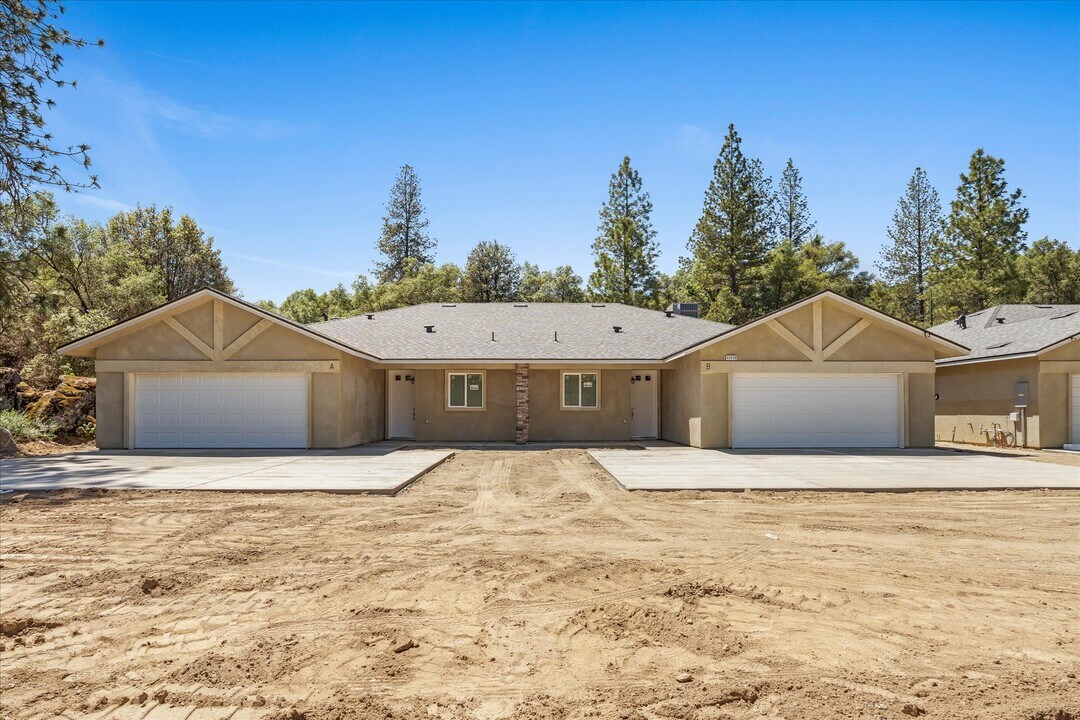 40484 Bollinger Pl in Oakhurst, CA - Building Photo