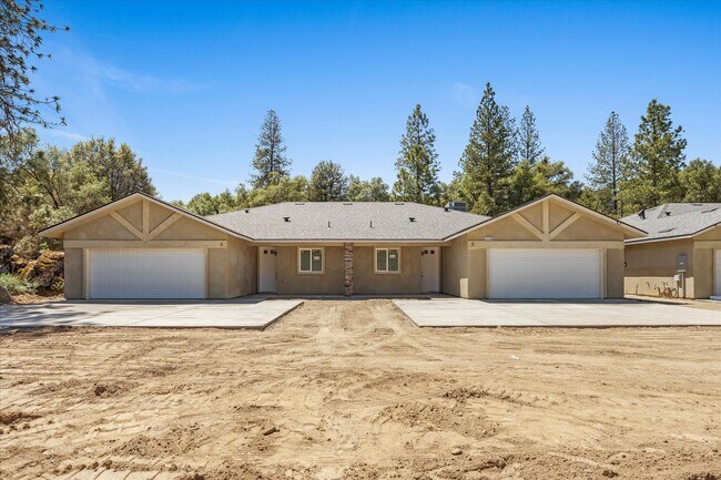 40468 Bollinger Pl in Oakhurst, CA - Building Photo - Building Photo