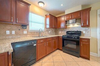 11015 WARATH Oak Ct in Houston, TX - Building Photo - Building Photo