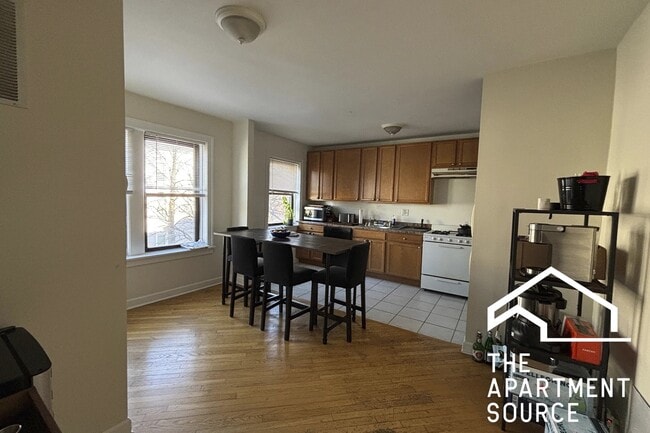 3325 N Lakewood Ave, Unit 2 in Chicago, IL - Foto de edificio - Building Photo