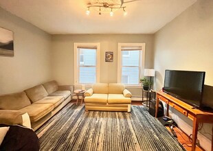 12 Bucknam St, Unit 2 in Boston, MA - Foto de edificio - Building Photo