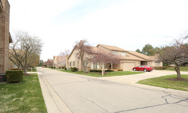 Aspen Place Condos in Livonia, MI - Foto de edificio - Building Photo