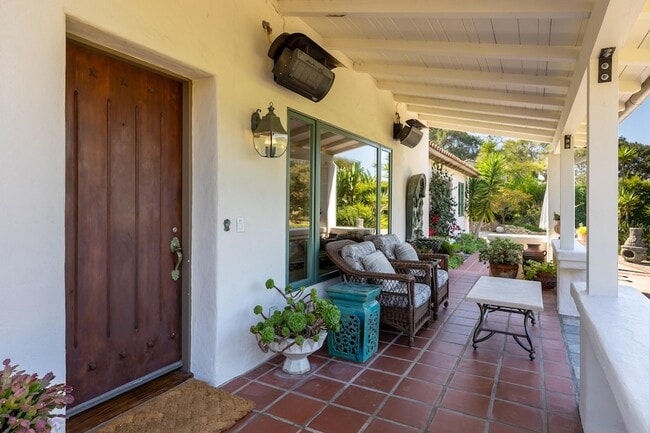 4015 Lago Dr in Santa Barbara, CA - Building Photo - Building Photo