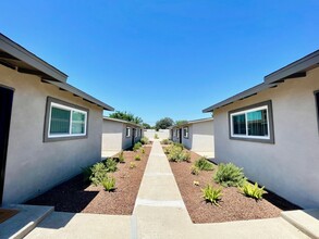 1100-1154 N Mollison Ave in El Cajon, CA - Foto de edificio - Building Photo