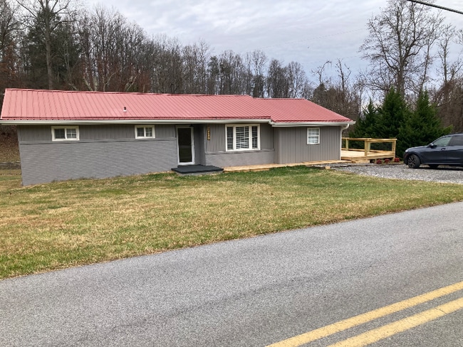 222 Bank Dr in Fall Branch, TN - Building Photo - Building Photo