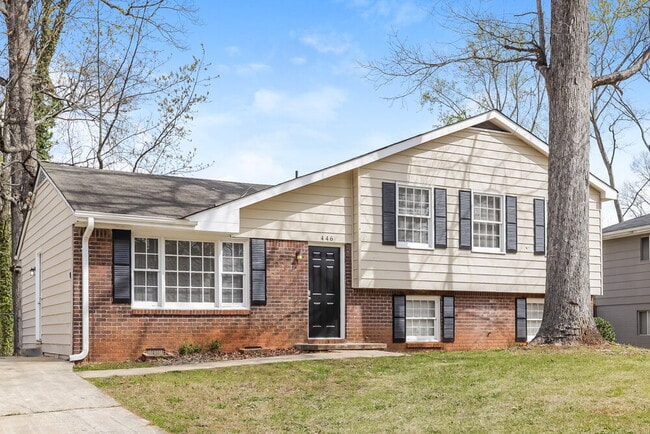 446 Queen Aliese Ln