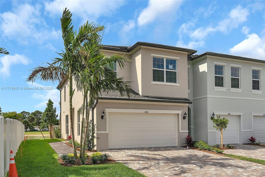 6104 Rancho Ln in Greenacres, FL - Building Photo