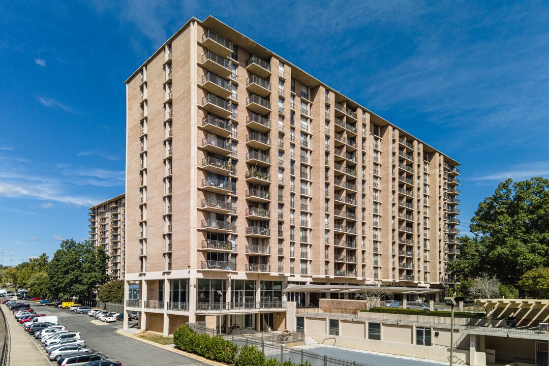 The Carlton in Arlington, VA - Building Photo