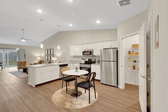 Redwood Amherst in Elyria, OH - Foto de edificio - Building Photo